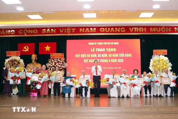 Chủ tịch Quốc hội Trần Thanh Mẫn chúc mừng các đồng chí đảng viên, lão thành cách mạng đón nhận Huy hiệu Đảng đợt 2/9/2026 tại Thành phố Hồ Chí Minh. (Ảnh: Thanh Vũ/TTXVN)