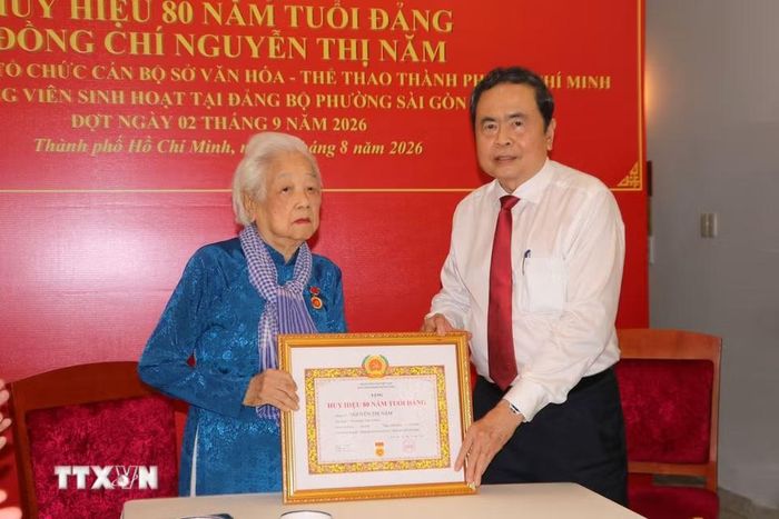 Chủ tịch Quốc hội Trần Thanh Mẫn trao Huy hiệu 80 tuổi Đảng cho đồng chí Nguyễn Thị Năm, Đảng bộ phường Sài Gòn, Thành phố Hồ Chí Minh. (Ảnh: Thanh Vũ/TTXVN)