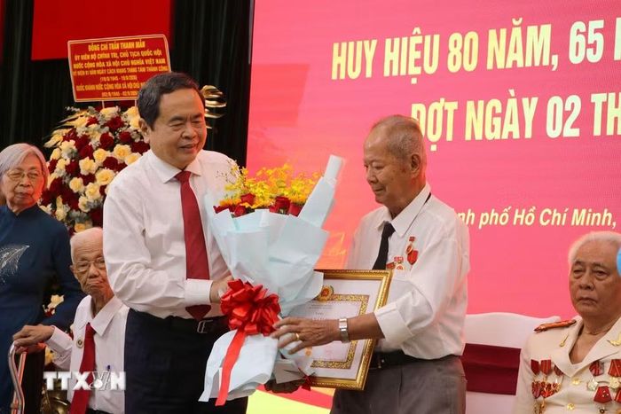 Chủ tịch Quốc hội Trần Thanh Mẫn trao Huy hiệu Đảng cho các lão thành cách mạng đợt 2/9/2026 tại Thành phố Hồ Chí Minh. (Ảnh: Thanh Vũ/TTXVN)