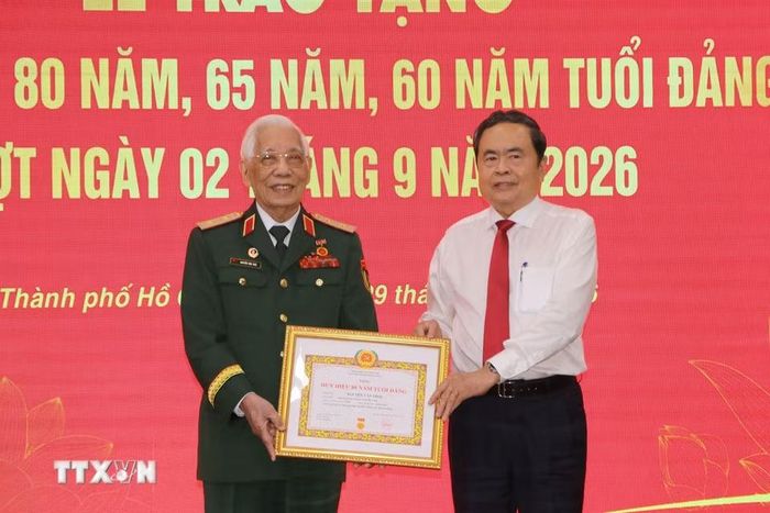 Chủ tịch Quốc hội Trần Thanh Mẫn trao Huy hiệu 80 tuổi Đảng cho đồng chí Nguyễn Văn Thái, Đảng bộ phường Bến Thành, Thành phố Hồ Chí Minh. (Ảnh: Thanh Vũ/TTXVN)