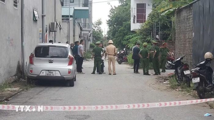 Lực lượng chức năng lập rào chắn, bảo vệ hiện trường vụ nổ tại thôn Phục Khải, xã Bình Xuyên, tỉnh Phú Thọ. (Ảnh: Hoàng Hùng/TTXVN)
