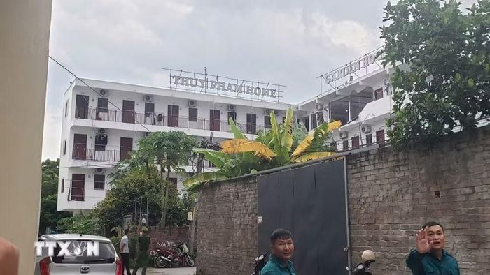 Hiện trường vụ nổ khiến tường phòng trọ bị phá hỏng, nhiều mảng tường văng ra khu vực xung quanh. (Ảnh: Hoàng Hùng/TTXVN)