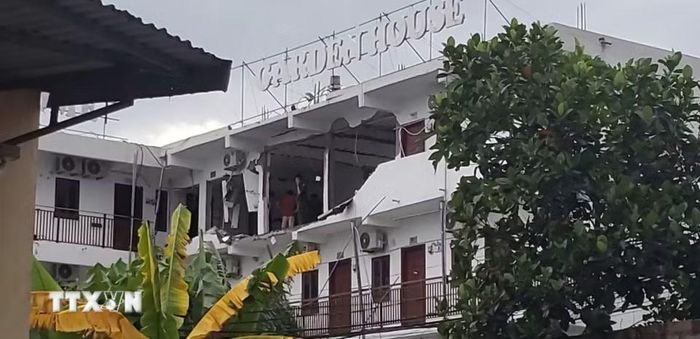 Tường phòng trọ bị hư hỏng, nhiều mảng tường lớn văng ra sau vụ nổ tại thôn Phục Khải, xã Bình Xuyên, tỉnh Phú Thọ. (Ảnh: Hoàng Hùng/TTXVN)