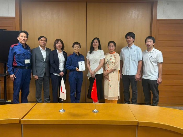 Tổng Lãnh sự Trịnh Thị Mai Phương Hội người Việt Nam tại Kumamoto tặng quà cho đại diện chính quyền tỉnh Kumamoto.
