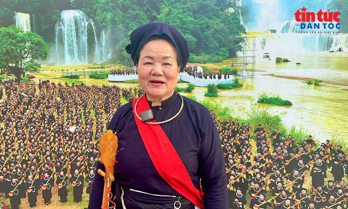 Nghệ sĩ Ưu tú Hoàng Kim Tuế, Phó Chủ tịch Hội Bảo tồn Dân ca các dân tộc tỉnh, nguyên Trưởng đoàn Nghệ thuật tỉnh Cao Bằng.
