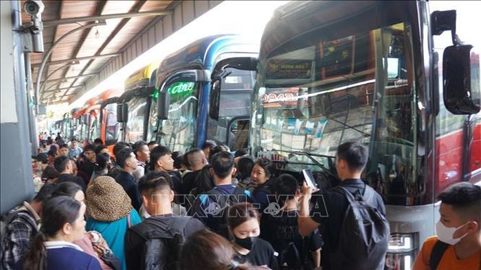 Không khí hối hả, tất bật hiện rõ trên từng khu vực chờ xe. Ảnh: Nguyễn Thắng/TTXVN