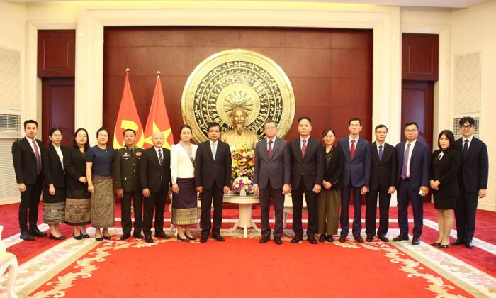 Cán bộ Đại sứ quán Lào và cán bộ Đại sứ quán Việt Nam tại Trung Quốc chụp ảnh lưu niệm tại sự kiện.
