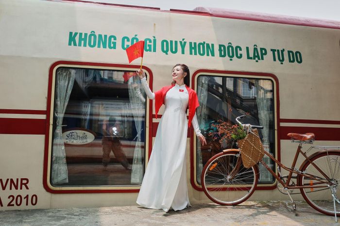 Thông qua cách bài trí hài hòa với kiến trúc đặc trưng của từng toa, các thông điệp không chỉ tạo điểm nhấn về mặt hình ảnh, mà còn góp phần khơi gợi niềm tự hào, tình yêu quê hương.