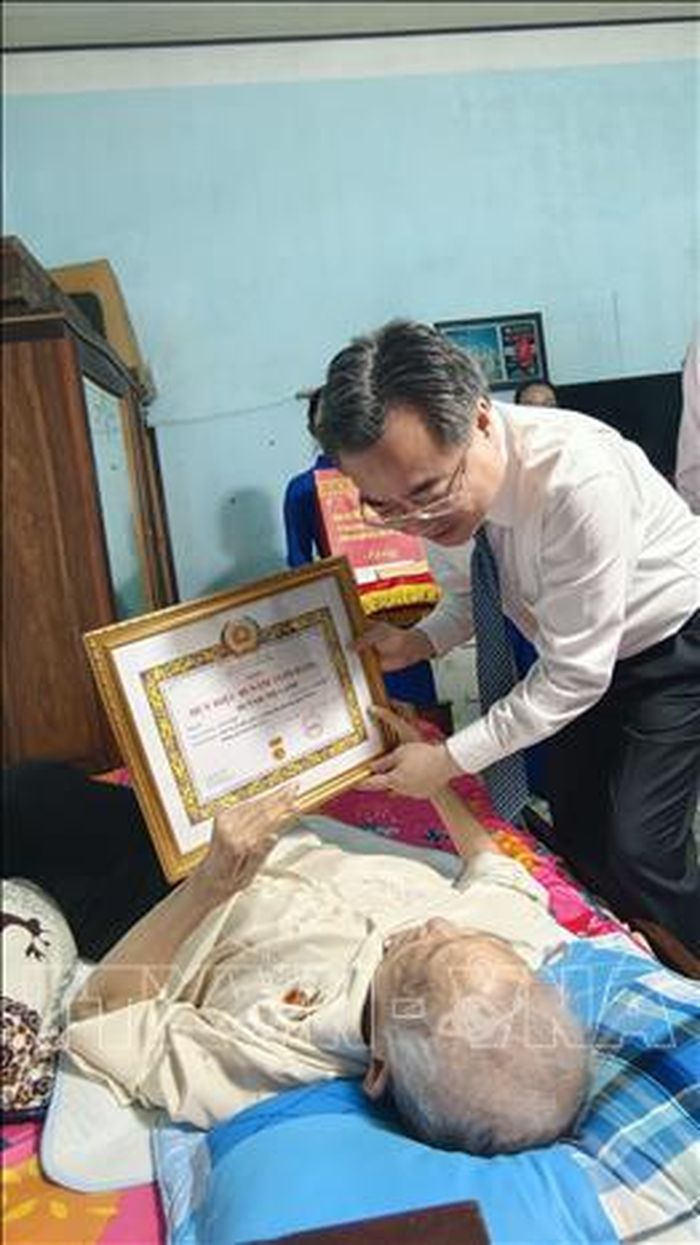 Đồng chí Nguyễn Thanh Nghị, Ủy viên Bộ Chính trị, Bí thư Trung ương Đảng, Trưởng ban Chính sách, chiến lược Trung ương trao huy hiệu 80 tuổi Đảng cho đồng chí Huỳnh Thị Cạnh, đảng viên Chi bộ Tổ dân phố 5, Đảng bộ phường Quy Nhơn, Gia Lai.