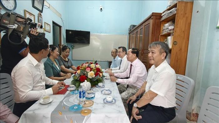 Đồng chí Nguyễn Thanh Nghị đến thăm gia đình đồng chí Huỳnh Thị Cạnh, Quy Nhơn, Gia Lai.