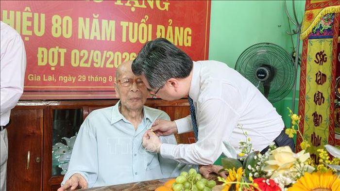 Đồng chí Nguyễn Thanh Nghị, Ủy viên Bộ Chính trị, Bí thư Trung ương Đảng, Trưởng ban Chính sách, chiến lược Trung ương trao Huy hiệu 80 tuổi Đảng cho đảng viên Phan Ngọc Bích, Chi bộ Tổ dân phố 6, Đảng bộ phường Quy Nhơn.