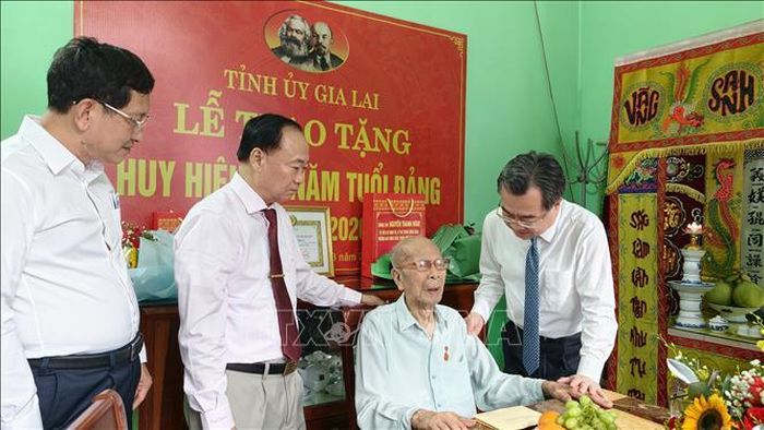 Đồng chí Nguyễn Thanh Nghị trao Huy hiệu 80 tuổi Đảng cho đảng viên Phan Ngọc Bích, Chi bộ Tổ dân phố 6, Đảng bộ phường Quy Nhơn.
