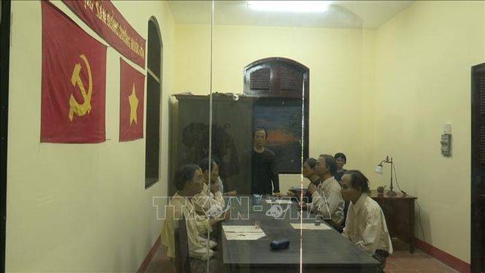 Phòng tái hiện họp Ban lãnh đạo bàn bạc khởi nghĩa giành chính quyền năm 1945.