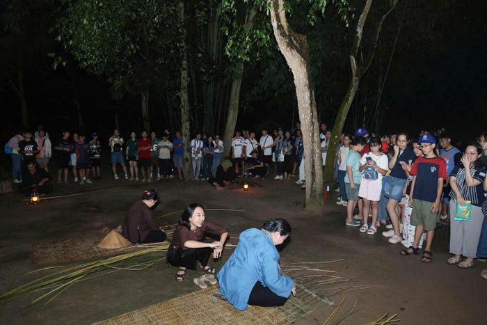 Du khách trải nghiệm sản phẩm du lịch đêm tại Khu di tích lịch sử Địa đạo Củ Chi.