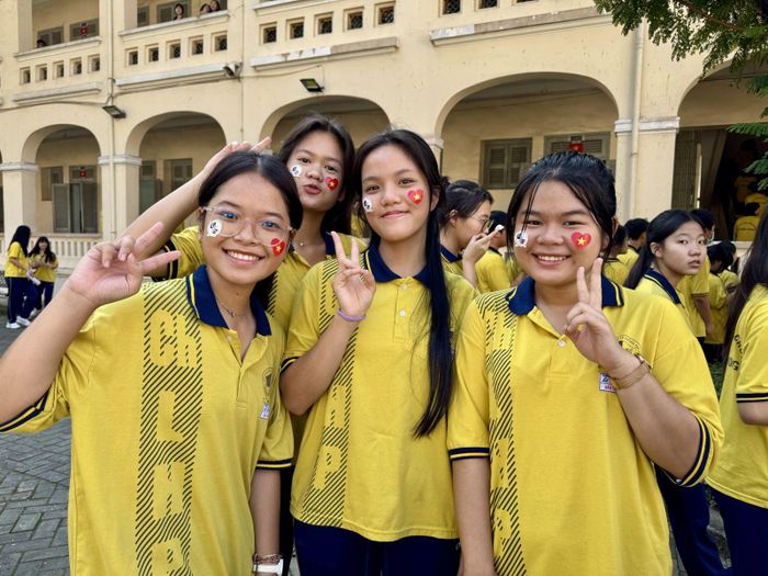 Học sinh trường THPT Chuyên Lê Hồng Phong, phường Chợ Quán năm học 2025 - 2026.