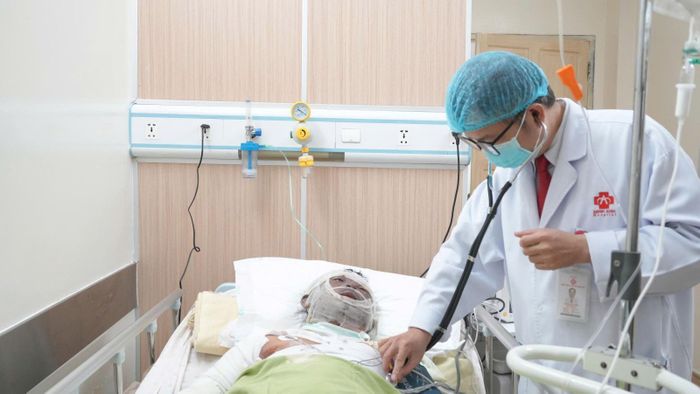 Bác sĩ thăm khám cho bệnh nhân. Ảnh: BV