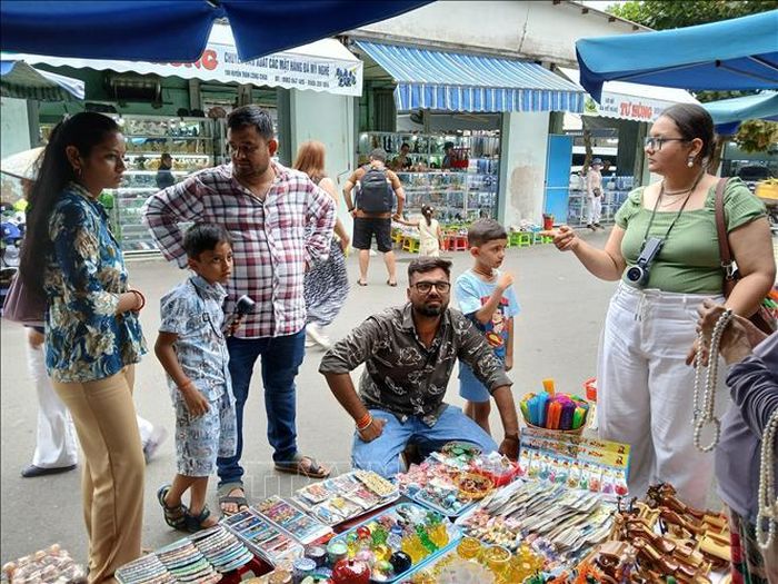 Làng đá Non Nước nằm dưới chân núi Ngũ Hành Sơn thu hút khách trong nước và quốc tế đến tham quan, mua sắm. Ảnh: Mỹ Hà/TTXVN