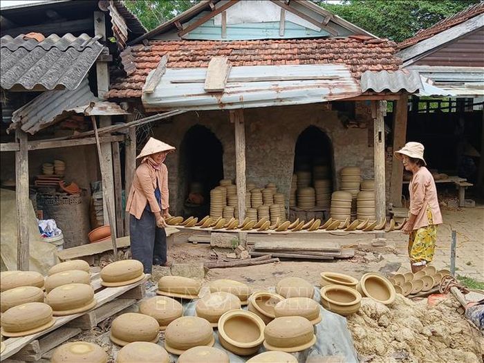Nằm bên bờ sông Thu Bồn, làng gốm Thanh Hà có lịch sử gần 500 năm, nổi tiếng với những sản phẩm bằng gốm, đất nung và kỹ thuật làm gốm truyền thống được truyền qua nhiều thế hệ. Ảnh: Mỹ Hà/TTXVN