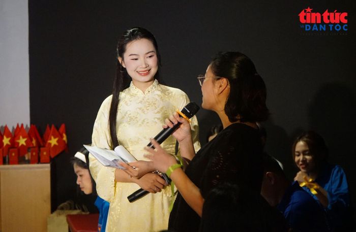 Thay vì chỉ tiếp nhận kiến thức qua sách vở, người tham gia được trực tiếp quan sát, tìm hiểu và tương tác với các hiện vật lịch sử.