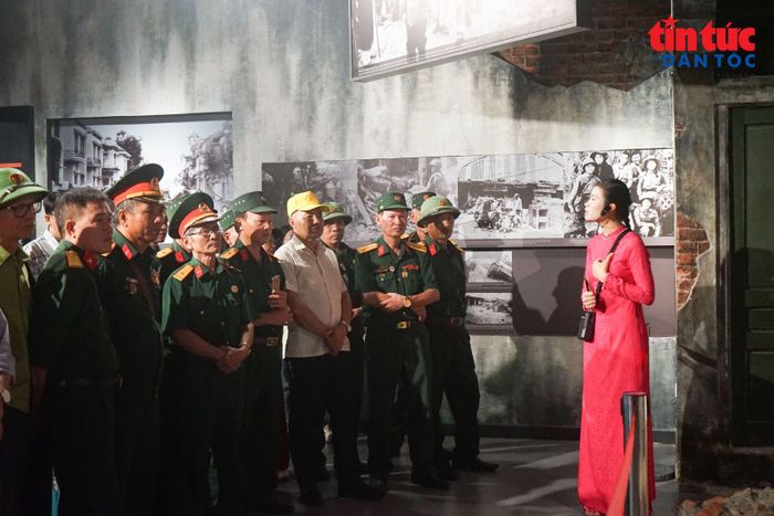 Các bác cựu chiến binh tìm hiểu lịch sử qua hệ thống tài liệu, hình ảnh và hiện vật tại Bảo tàng Lịch sử Quân sự Việt Nam.