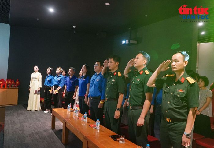 Đông đảo các bác cựu chiến binh, đoàn viên, thanh niên... tham gia chương trình.