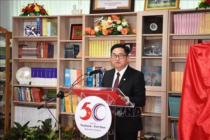 Tổng Lãnh sự Việt Nam tại Khon Kaen Đinh Hoàng Linh phát biểu tại lễ Khánh thành Thư viện Việt Nam. Ảnh: Phạm Hải/PV TTXVN tại Thái Lan