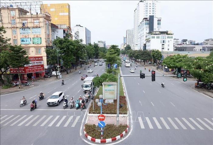 Đường Hoàng Quốc Việt vắng vẻ, yên tĩnh trong sáng 29/8. Ảnh: Quốc Khánh/TTXVN