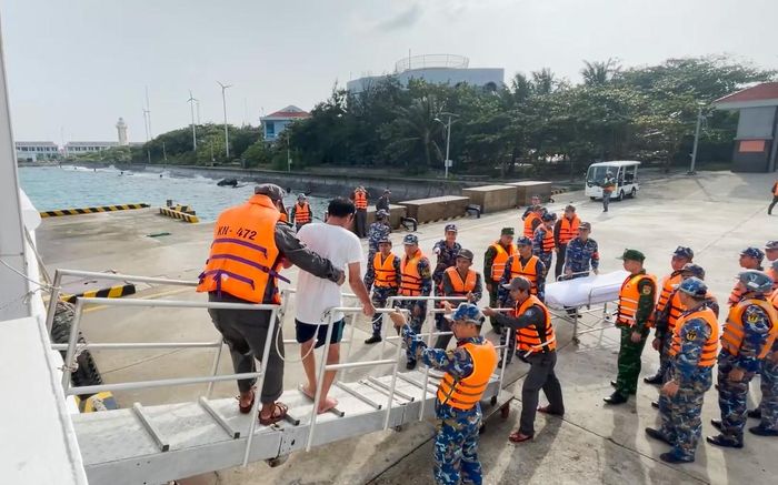 Các ngư dân được đưa về đảo Trường Sa an toàn.