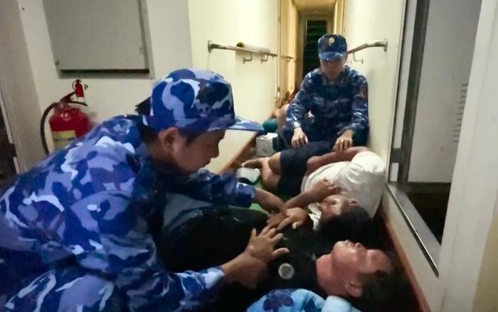 Cán bộ chiến sĩ chăm sóc sức khỏe ngư dân.