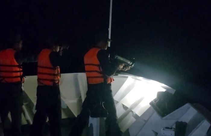 Các lực lượng chức năng đã khẩn trương triển khai tìm kiếm, cứu nạn trong điều kiện thời tiết phức tạp.