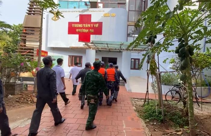 Cảnh sát biển Việt Nam đưa 32 ngư dân trên tàu cá QNa-90859-TS được cứu nạn trên vùng biển Trường Sa về đảo Trường Sa an toàn.