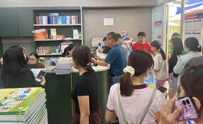 Khu vực phụ huynh xếp hàng thanh toán tiền.