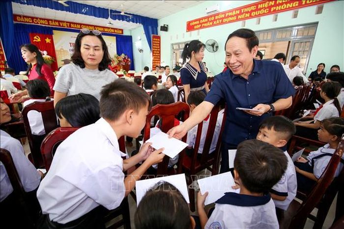 Phó Thủ tướng Lê Tiến Châu mong muốn mỗi suất học bổng sẽ trở thành nguồn động viên thiết thực, tiếp thêm nghị lực để các em học sinh có hoàn cảnh khó khăn vươn lên trong học tập, rèn luyện và hướng tới tương lai tốt đẹp.