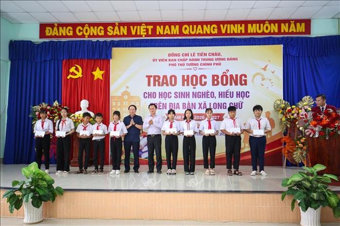 Trao học bổng tặng các em học sinh có hoàn cảnh khó khăn, vượt khó học tốt, góp phần động viên, tiếp thêm nghị lực để các em vươn lên trong học tập và cuộc sống.