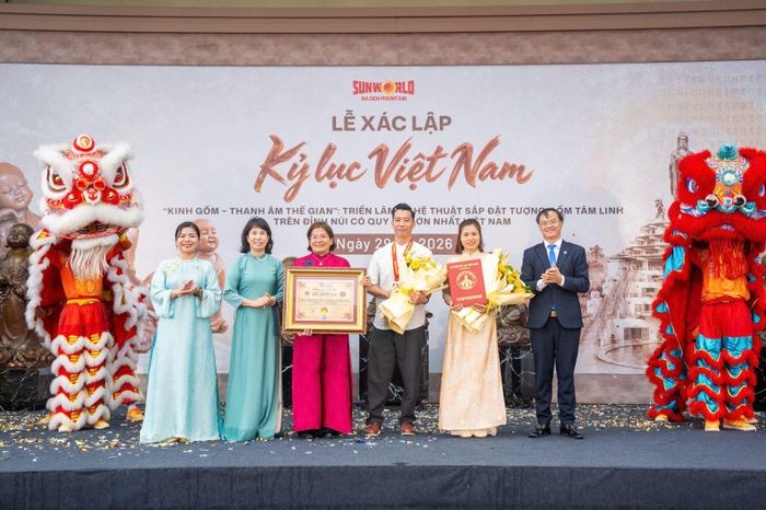 Đại diện Tổ chức Kỷ lục Việt Nam trao chứng nhận cho không gian trưng bày tượng gốm tâm linh trên đỉnh núi có quy mô lớn nhất Việt Nam vào sáng 29/8.