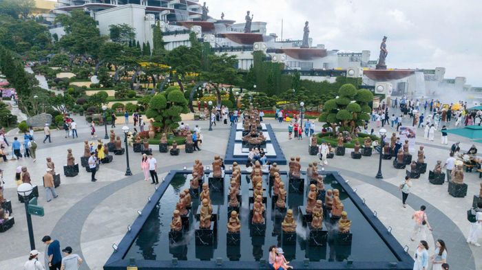 Đông đảo người dân và du khách tham quan triển lãm “Kinh gốm - Thanh âm thế gian” trên đỉnh núi Bà Đen, Tây Ninh vào sáng 29/8.