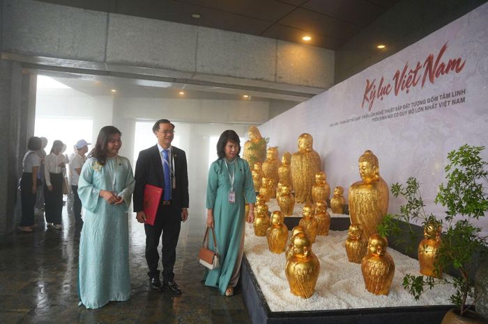 Đại diện Ban thẩm định Tổ chức Kỷ lục Việt Nam trực tiếp kiểm đếm số lượng