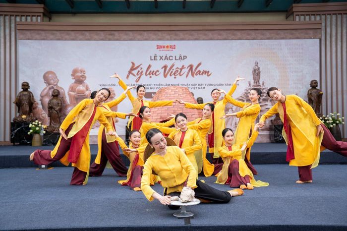 Các nghệ sĩ tham gia biểu diễn tại chương trình.