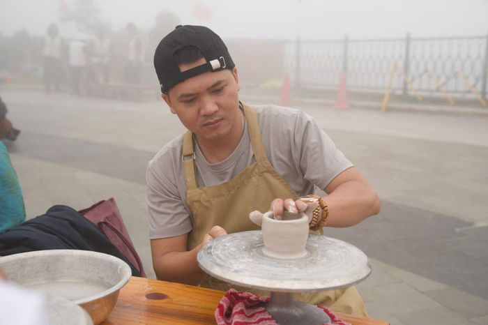Anh Nguyễn Viết Sơn trải nghiệm làm gốm khi tham quan trên đỉnh núi Bà Đen.
