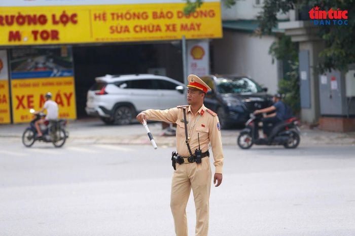 Lực lượng CSGT có mặt tại các điểm đông phương tiện để hướng dẫn, phân luồng giao thông.