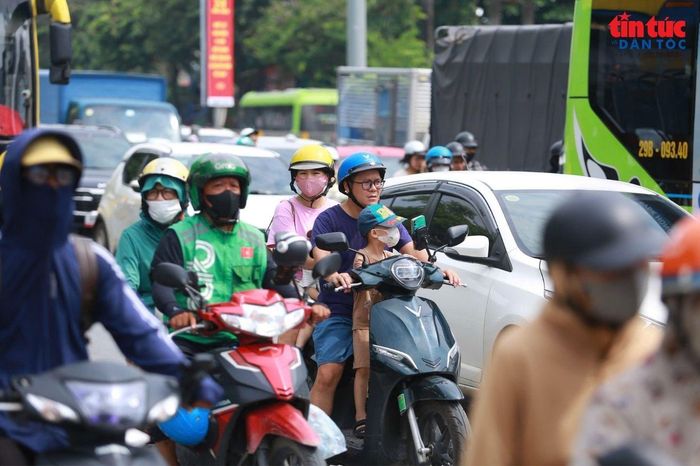 Dòng xe di chuyển chậm, nhiều thời điểm chỉ có thể nhích từng đoạn ngắn.