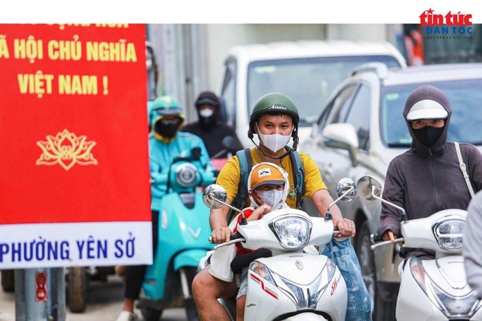 Một gia đình đưa trẻ nhỏ về quê trong kỳ nghỉ Lễ Quốc khánh.