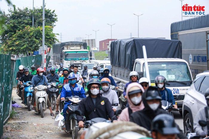 Dòng phương tiện nhích từng chút trên đường Đỗ Mười hướng ra cầu Thanh Trì.