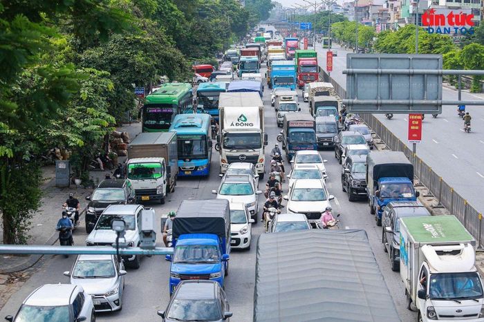 Lượng phương tiện tăng cao khiến hành trình rời Thủ đô của người dân mất nhiều thời gian hơn thường ngày.