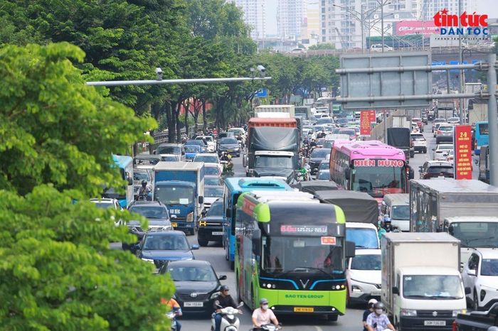 Dòng phương tiện nối đuôi nhau trên tuyến đường cửa ngõ Thủ đô.