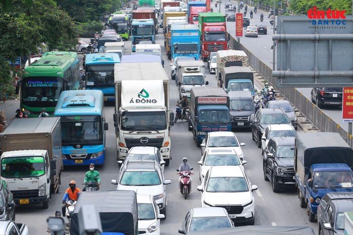 Ô tô, xe máy nối nhau trên đường Ngọc Hồi, hướng ra Quốc lộ 1A.