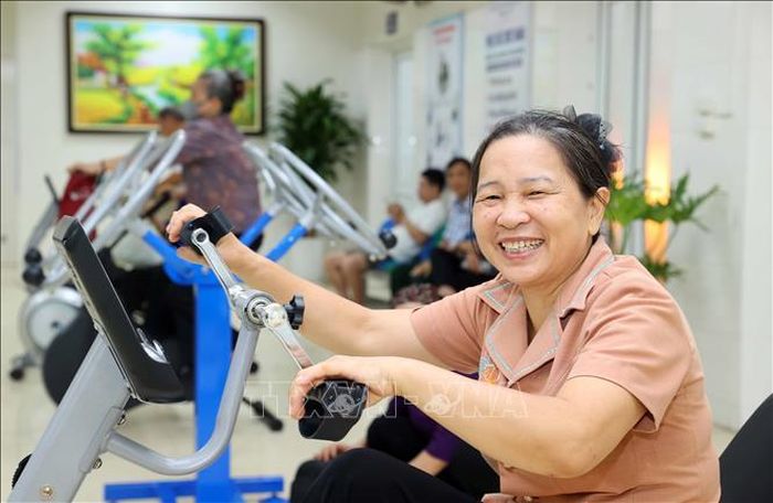 Mô hình là sự kết nối ý nghĩa giữa ngành Y tế – chính quyền – gia đình – cộng đồng, cùng chung tay chăm sóc người cao tuổi ngày càng tốt hơn. Ảnh: Văn Điệp/TTXVN