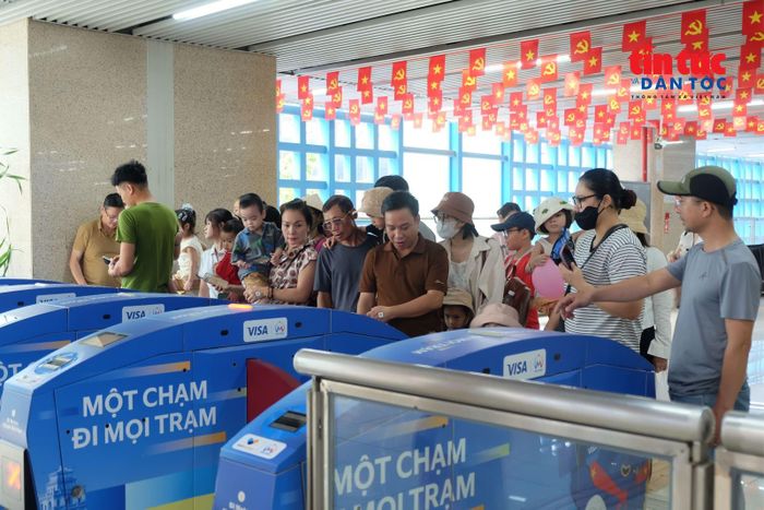Dù lượng khách dịp nghỉ lễ tăng cao, hành khách đi tàu vẫn nghiêm túc chấp hành quy định của nhà ga, xếp hàng trật tự tại khu vực cổng soát vé.