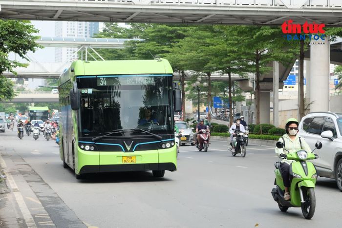 Đối với hệ thống xe buýt, toàn bộ hành khách sẽ được miễn phí vé trên tất cả các tuyến có trợ giá, với hơn 17.000 lượt xe mỗi ngày.