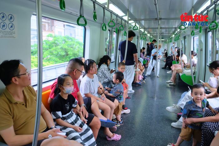 Những chuyến tàu điện sạch sẽ, văn minh trở thành lựa chọn ưu tiên của người dân để di chuyển đến các điểm vui chơi, giải trí giữa lòng Thủ đô.